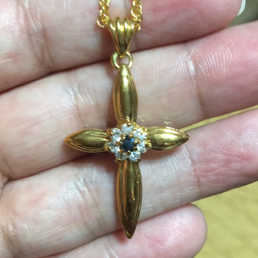 🎁🎁Gold Tone Chain with Cross